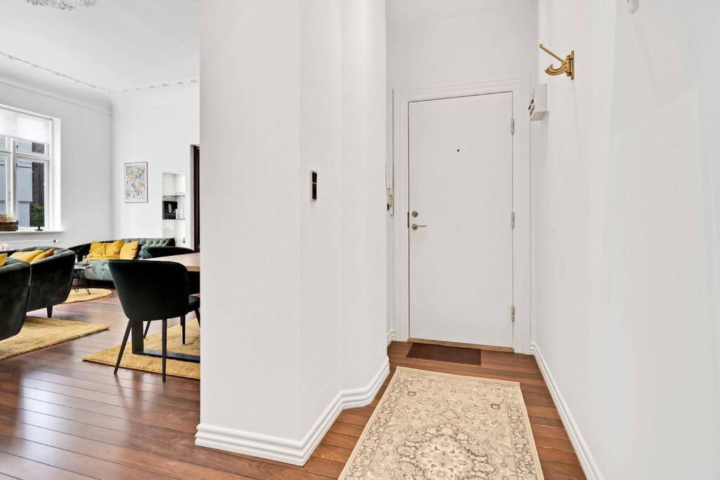 The Modern Breakaway In Apartment *